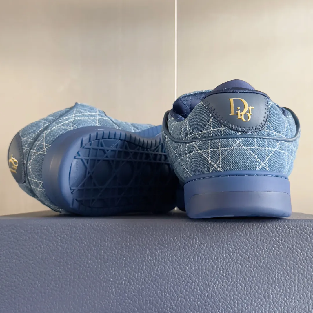 [DIOR] P: 820💰 Men's 39-44. (Male 38. 45. Customized) Dior Dior B9S series top version bread shoes casual sports shoes skate shoes original purchase development and production This new B9S skateboard sneakers are inspired by skateboarding and Dior's high-order spirit. Crafted from navy blue cotton tweed, the classic cannage pattern is reinterpreted with grained calfskin details in homage to Dior's savoir-faire. Padded tongue and technical fabric leg provide ideal comfort. Iconic details abound throughout the design, such as the Dior signature on the heel and tongue, cannage-patterned panels, and the rubber Dior Charm signature on the side inspired by the Dior logo. The rubber soles engraved with Oblique printing with a gradient effect are more refined and can add a high-end temperament to various looks. Exquisite packaging at the delivery counter🛍📦 ▪️Fabric: Original customized first-layer cowhide + tweed ▪️Inner lining: Customized breathable lining ▪️Outsole: Original open-molded anti-slip TPU material ▪️Sole thickness: 3.5CM.